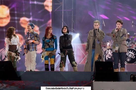 Sa radem cu RBD - poncho ,ia vezi.am ceva intre dinti? annie ca nu - RBD